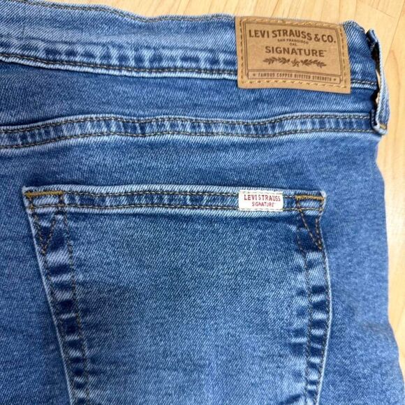 Levi-s Women's Signature Blue Jeans - Picture 5 of 5